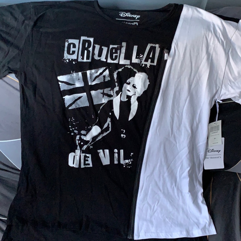 New Cruella Devil Hot Topic Her Universe tee size M